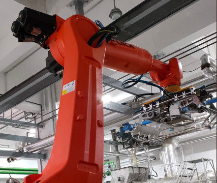 Robot industriali che afferrano e trasportano oggetti